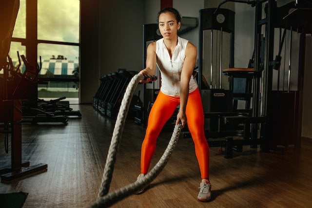 Women doing ropes in the gym