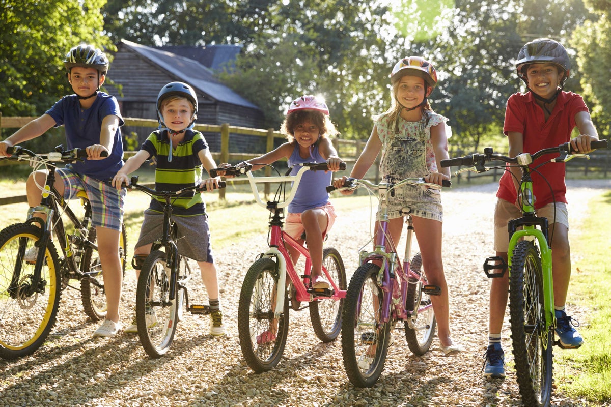 Five Children cycle together